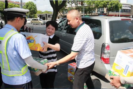 炎炎夏日送清凉 浓浓关爱沁人心